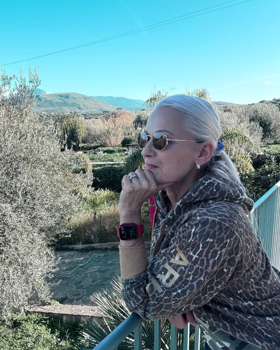 Doreen Ullrich blickt in die Ferne auf der Terrasse